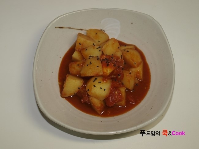 토마토가 들어가 상큼한 감자조림