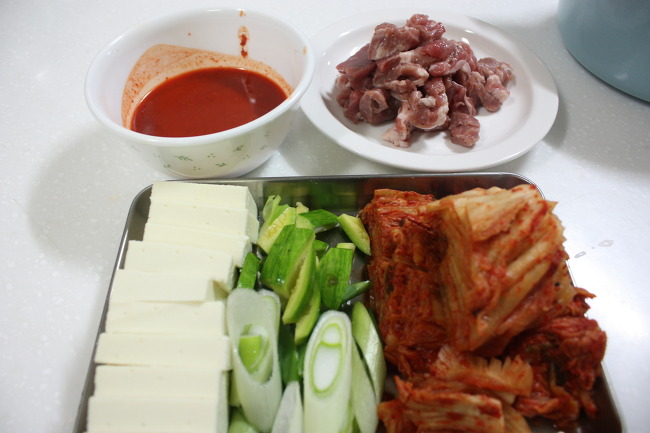 누구나 해도 맛있는~~~돼지고기 김치찌개.