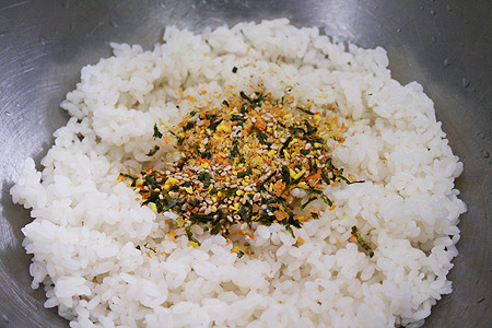 날치알 옷을 입은 참치마요주먹밥|